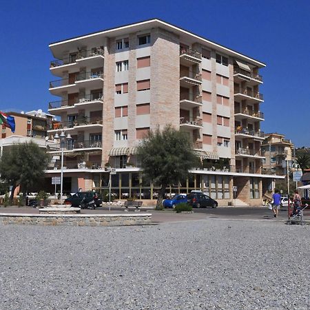 Gaiavacanze Beach Apartment Bordighera Luaran gambar