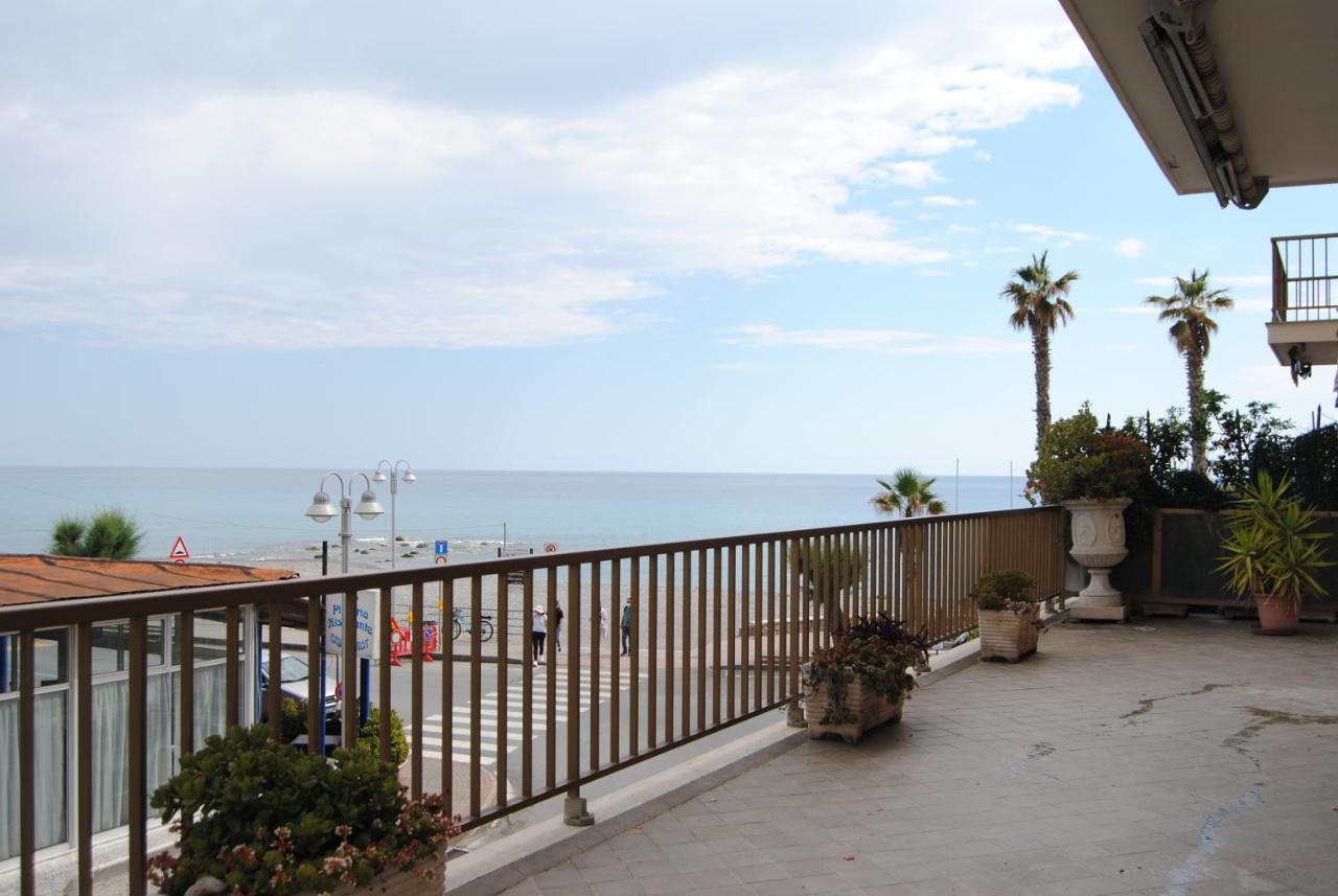 Gaiavacanze Beach Apartment Bordighera Luaran gambar