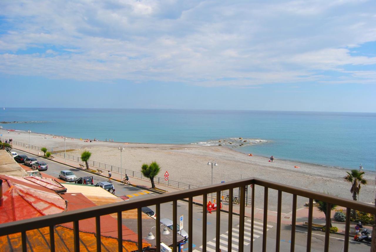 Gaiavacanze Beach Apartment Bordighera Luaran gambar