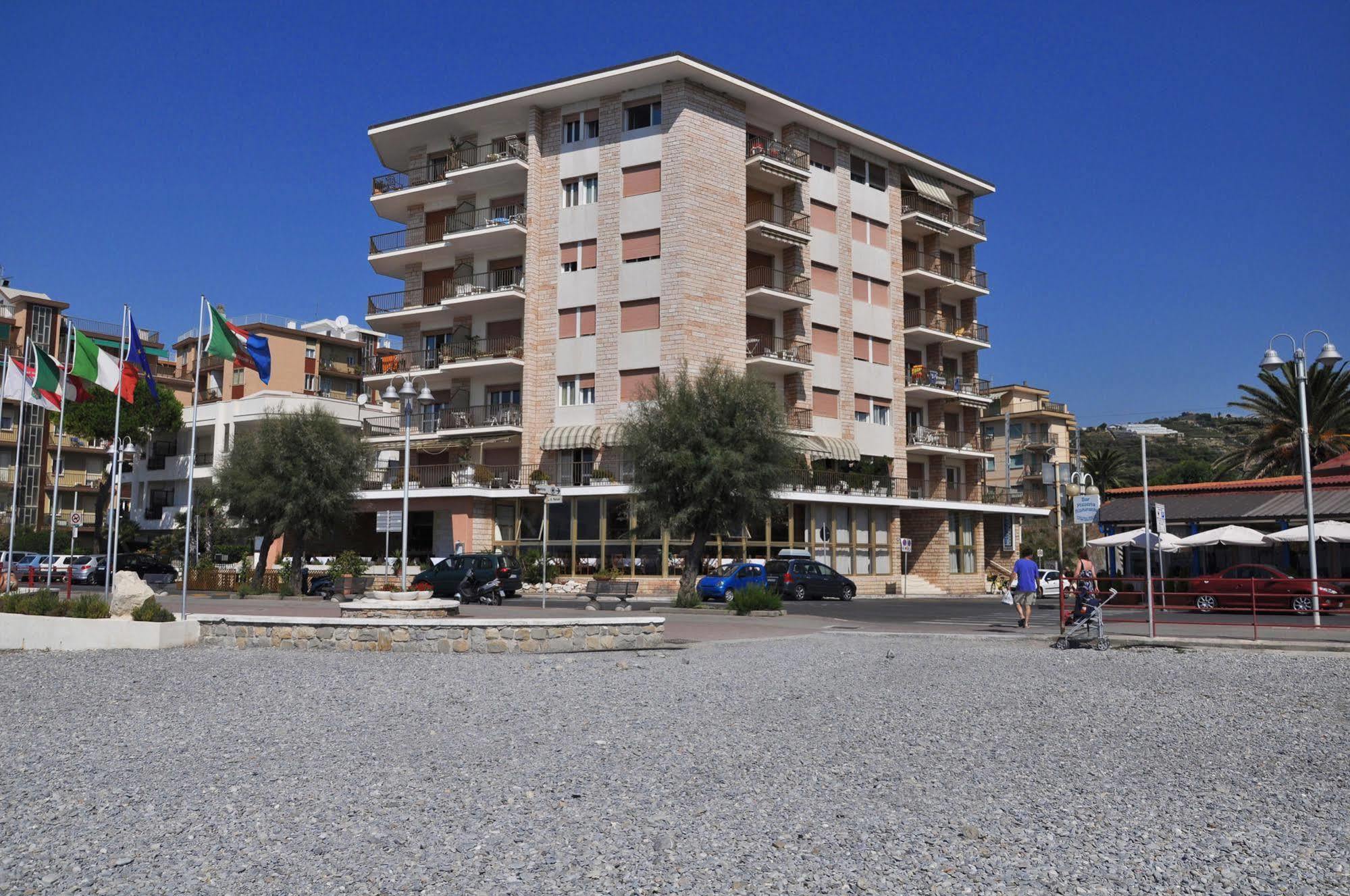 Gaiavacanze Beach Apartment Bordighera Luaran gambar